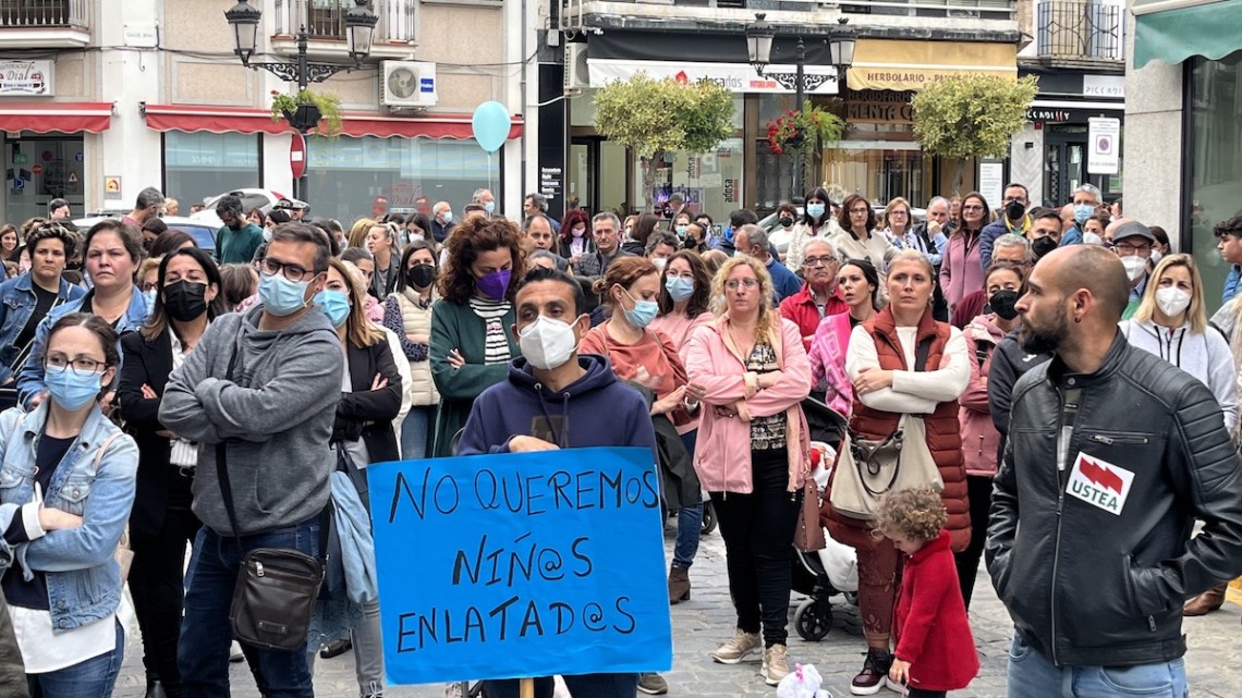 Centenares de personas han pedido a Educación que rectifique en su decisión de eliminar una línea de Infantil en el CEIP Virgen de Luna