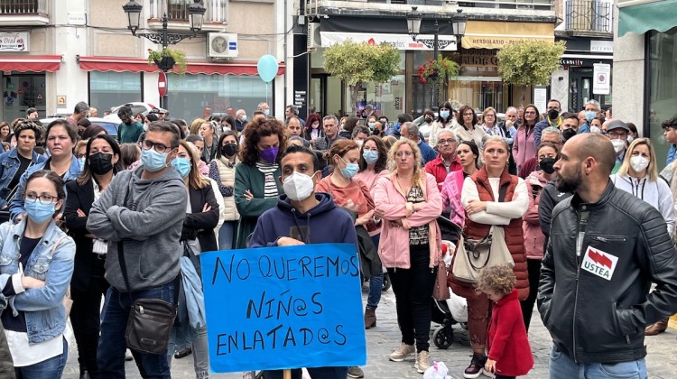 Centenares de personas han pedido a Educación que rectifique en su decisión de eliminar una línea de Infantil en el CEIP Virgen de Luna