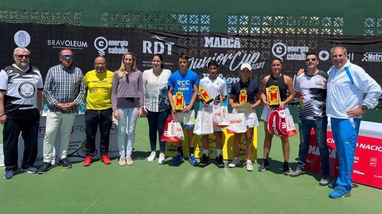 Los tenistas Alejandro López y Lucía Yécora con el resto de finalistas