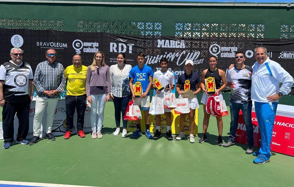 Los tenistas Alejandro López y Lucía Yécora con el resto de finalistas