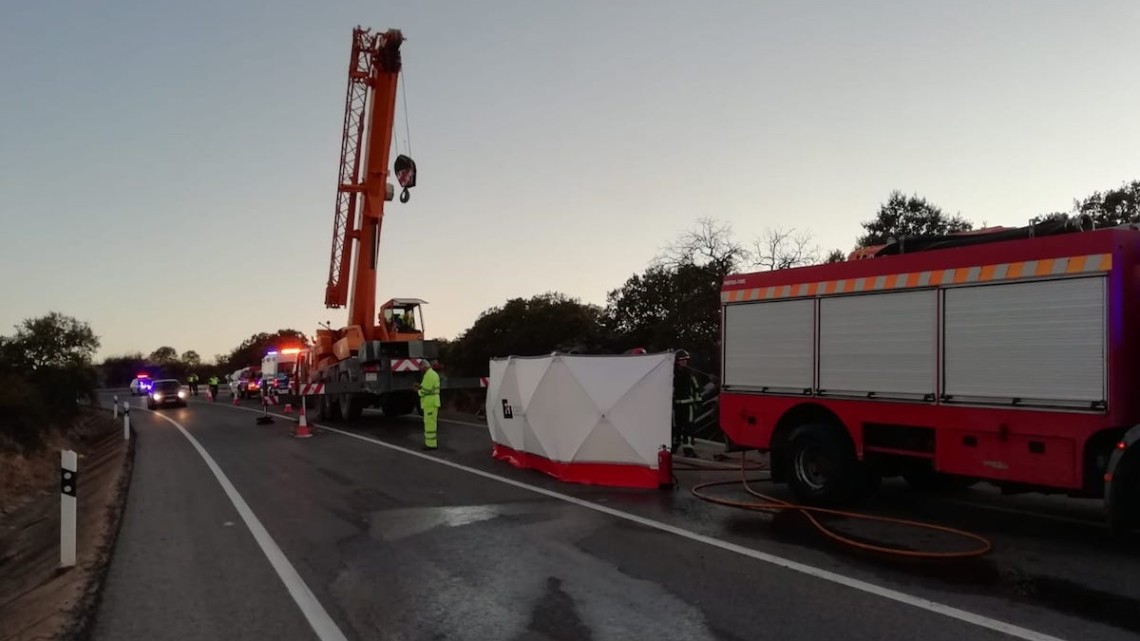 Momento en el que la grúa elevaba el camión siniestrado