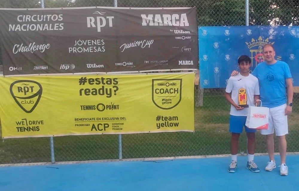 Alejandro López con el trofeo conseguido en Segovia