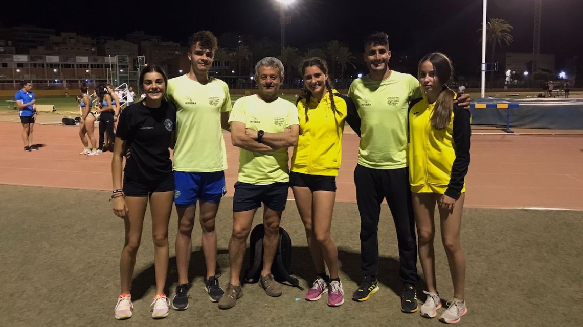 Los atletas que participaron en el Campeonato de Andalucía sub 23 de aire libre junto a su entrenador