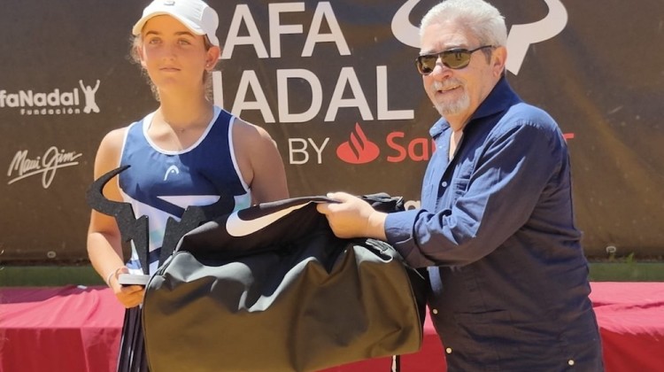 Candela Yécora recibiendo su trofeo