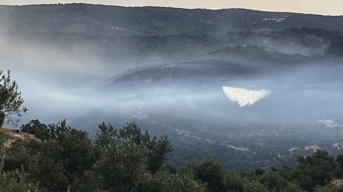 Un helicóptero en las labores de extinción del incendio declarado en La Canaleja