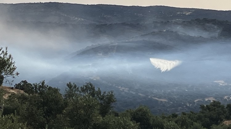 Un helicóptero en las labores de extinción del incendio declarado en La Canaleja