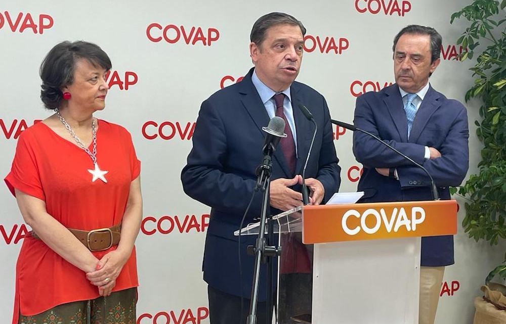 Luis Planas con el director de Covap y la subdelegada del Gobierno en Córdoba