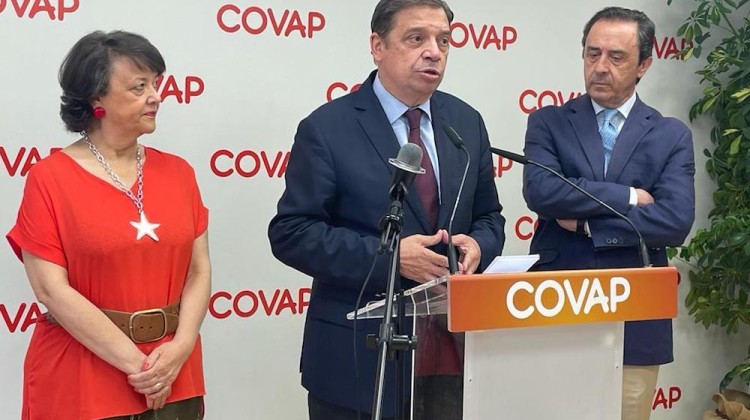 Luis Planas con el director de Covap y la subdelegada del Gobierno en Córdoba