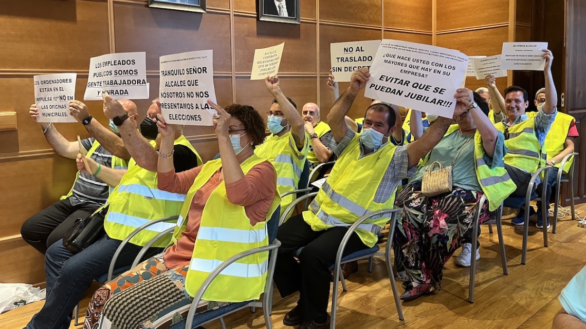 Trabajadores del Ayuntamiento expresando sus protestas durante el pleno del mes de mayo