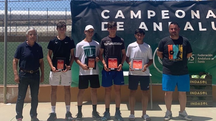 Alejandro López con su trofeo