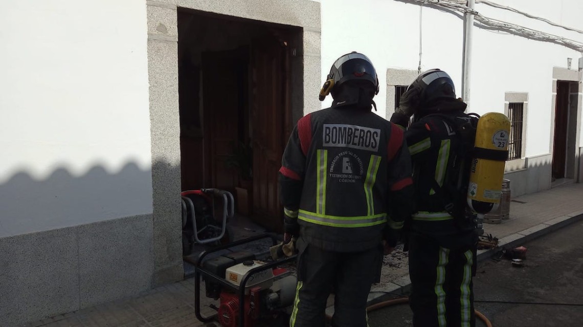 Dos bomberos realizando labores de extinción de un incendio. ARCHIVO