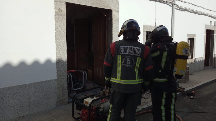 Dos bomberos realizando labores de extinción de un incendio. ARCHIVO