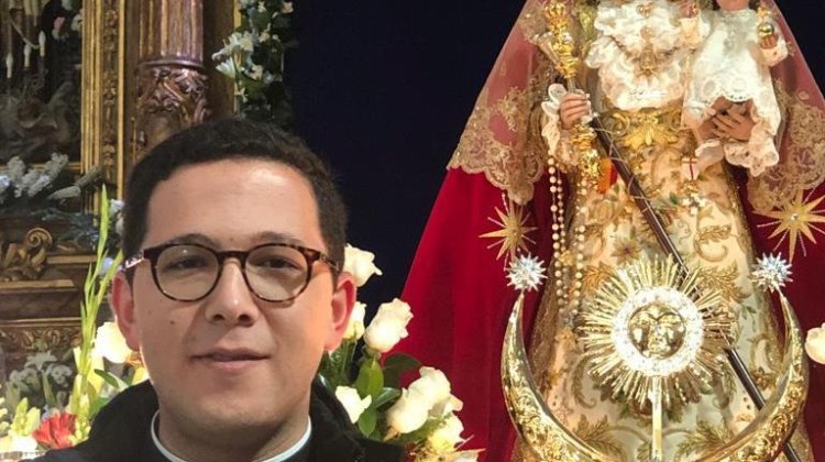Fernando Luján junto a la Virgen de Luna