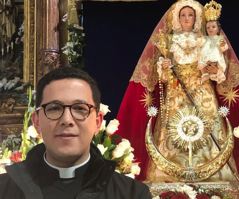 Fernando Luján junto a la Virgen de Luna