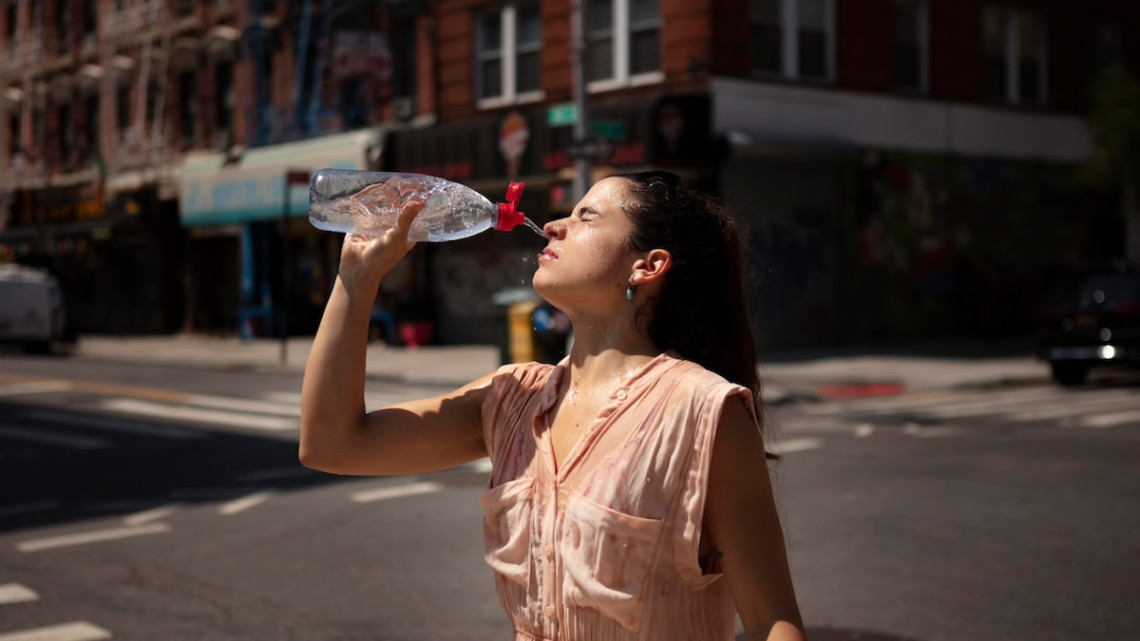 mujer-joven-tolerando-ola-calor-bebida-fria_23-2149101374