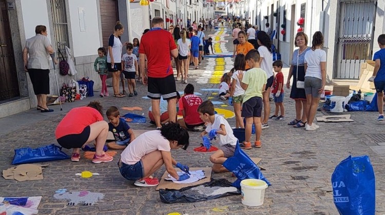 Jóvenes de Dos Torres elaboran las alfombras de sal