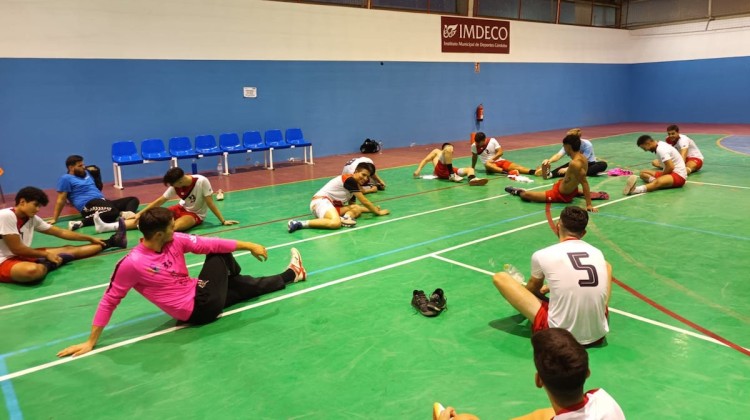 Los jugadores del Balonmano Pozoblanco estirando tras el partido