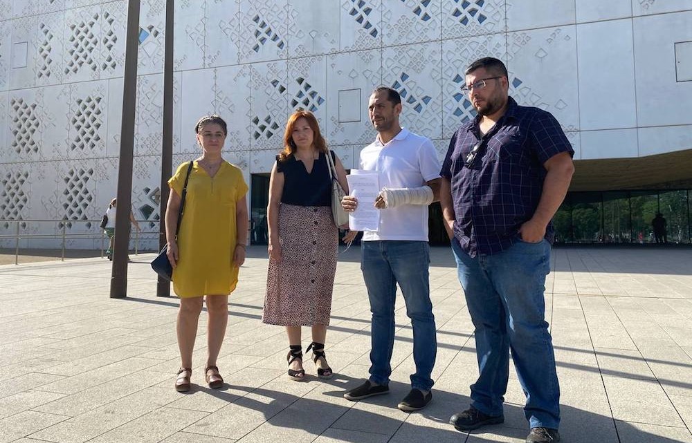 Sebastián Pérez y otros integrantes de IU a las puertas de la Ciudad de la Justicia de Córdoba