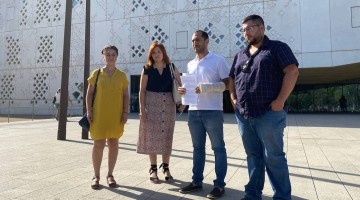 Sebastián Pérez y otros integrantes de IU a las puertas de la Ciudad de la Justicia de Córdoba
