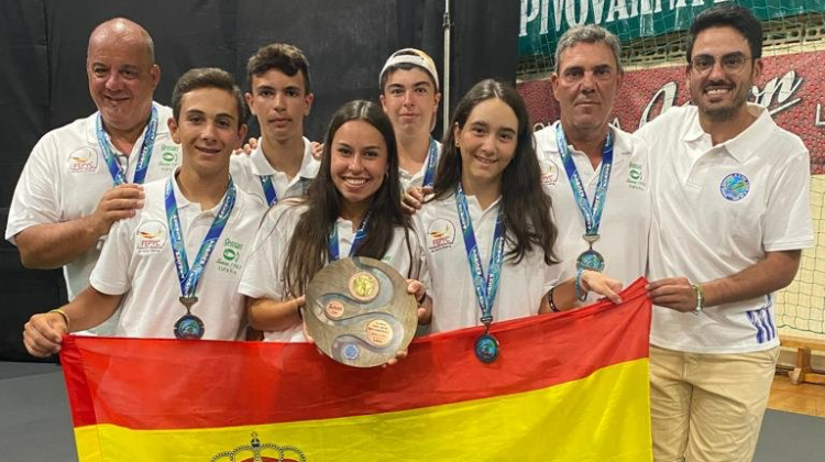 Adrián Moreno, el primero por la izquierda de la parte baja de la fotografía, con el resto de la expedición española