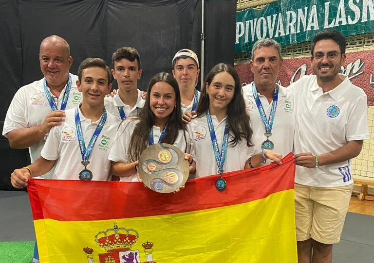 Adrián Moreno, el primero por la izquierda de la parte baja de la fotografía, con el resto de la expedición española