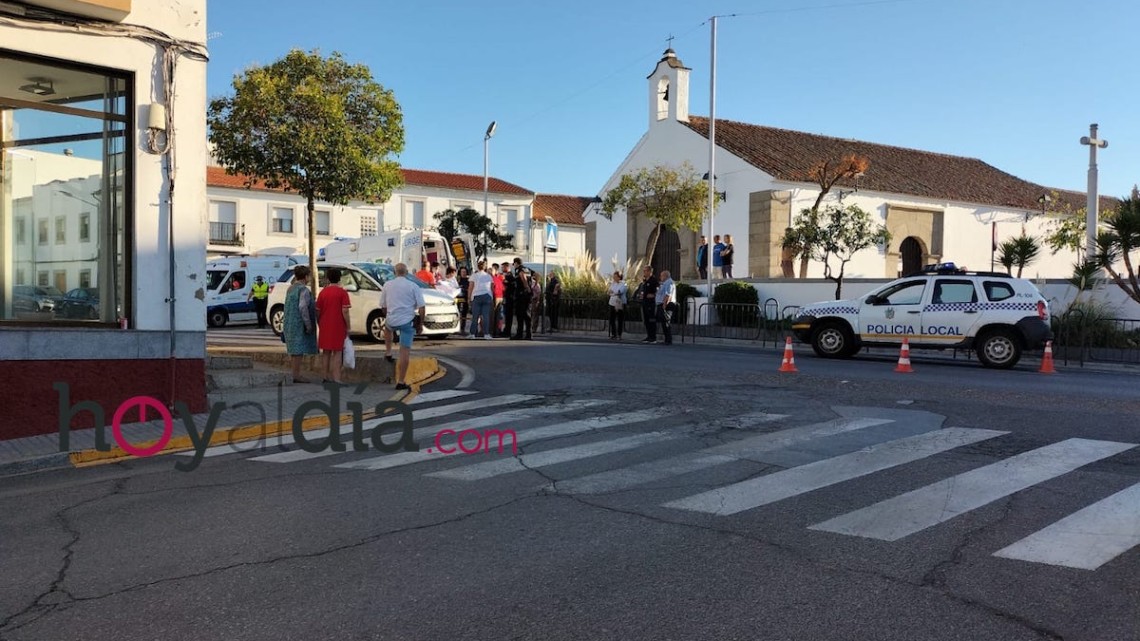 Efectivos sanitarios han atendido a la mujer atropellada en el lugar de los hechos