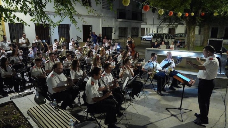 La Banda de Música de Pozoblanco durante su concierto en la plaza de la Asunción. Foto: Turismo Pozoblanco