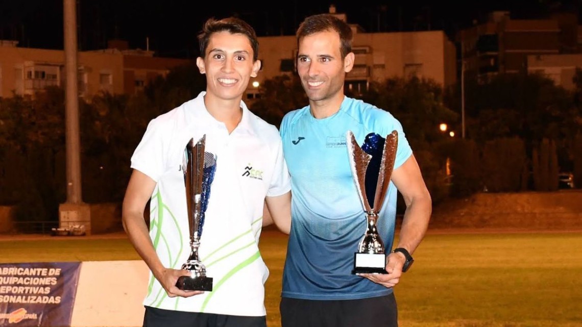 El pozoalbense Carlos Barbero, a la izquierda, con su trofeo