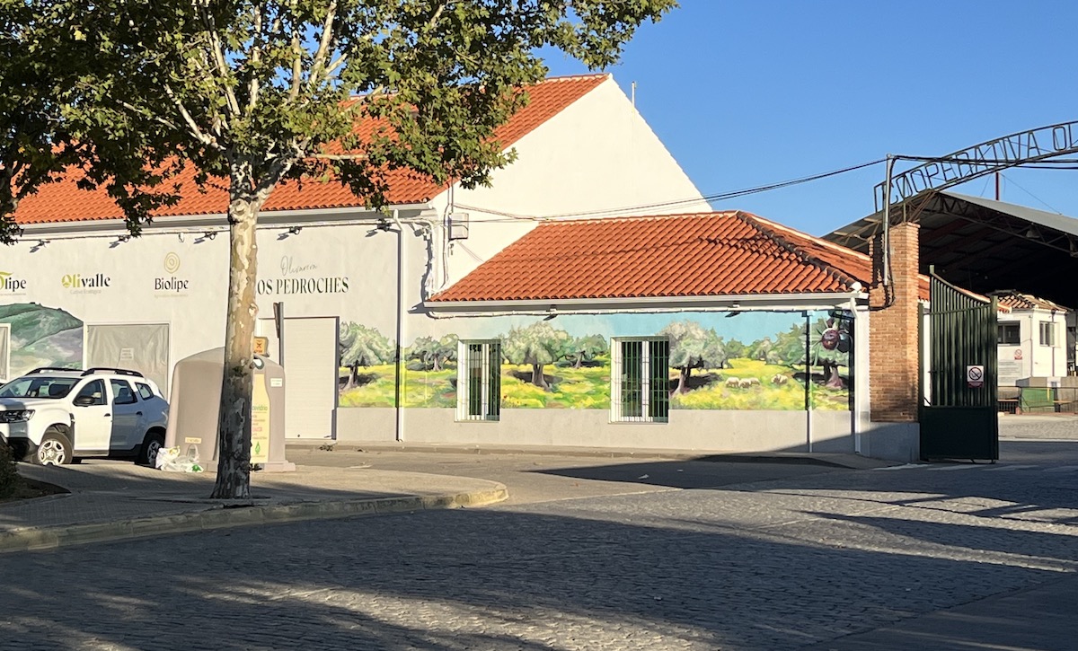 Parte del mural que decora la fachada de la nueva tienda de Olipe