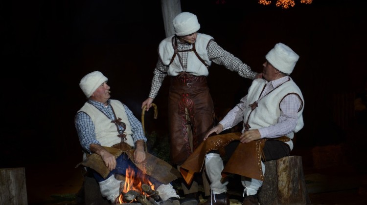 El Ayuntamiento de Alcaracejos ya ha definido las fechas de una de sus tradiciones más singulares: Los Coloquios de la Infancia de Jesús, una muestra de teatro popular que hunde sus raíces en Los Pedroches en el siglo XVIII y que fue plasmada en un libreto por el párroco de Colmenar (Málaga) en 1846. A partir de entonces la obra ha sido adaptada en distintas ocasiones para ser puesta en escena. Los Coloquios, que se representan cada cuatro años, se celebrarán entre los días 1 y 5 de enero y se espera la afluencia de cientos de personas procedentes desde distintos puntos de Córdoba y Andalucía e incluso de las cercanas provincias de Badajoz y de Ciudad Real. La obra representa la llegada de los Reyes Magos a Belén y durante todo el trascurso de Los Coloquios asumen un papel especial los pastores, cuyas actuaciones y su particular lenguaje cobran un especial significado en esta tierra ganadera. El alcalde de Alcaracejos, José Luis Cabrera, ha explicado que todavía se están ultimando muchos detalles de la representación, que se irán desvelando en los próximos meses, pero ya está casi terminado el casting de actores y han comenzado los ensayos parciales. Cabrera ha señalado que la definición de las fechas ha sido este año complicada por la coincidencia de la representación con la del Auto Sacramental de los Reyes Magos de El Viso, que tiene muchas similitudes con Los Coloquios. “Después de conocer que El Viso realizará sus representaciones entre los días 5 y 8 de enero, hemos decido comenzar el día de Año Nuevo para así brindar la posibilidad de que las personas que disfrutan con estas tradiciones puedan asistir a las dos representaciones”.