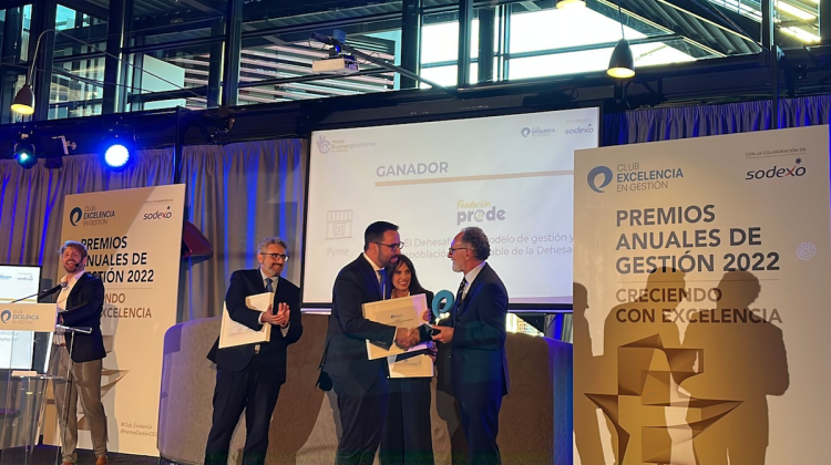 Jesús García Jurado recogiendo el premio otorgado a la Fundación Prode