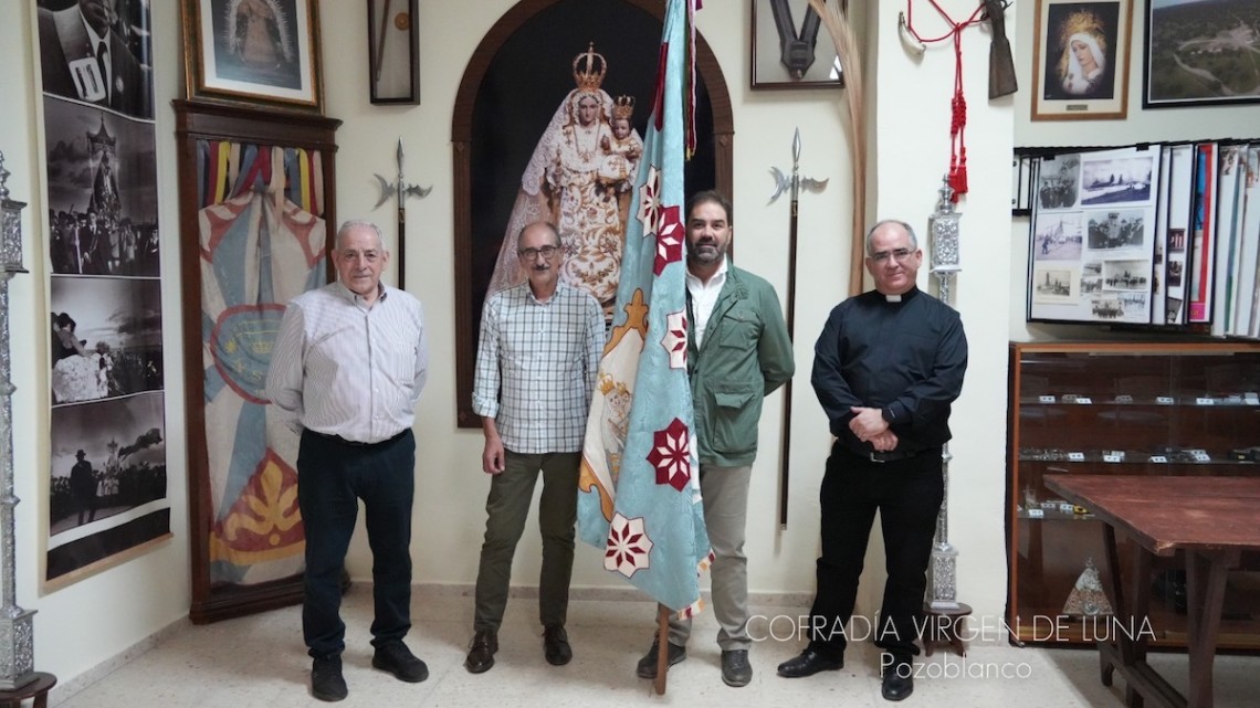 Manuel Marín y Antonio Blanco con el capitán y capellán de la Cofradía de la Virgen de Luna