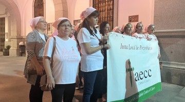 Mujeres durante la manifestación en el Día Mundial de la lucha contra el cáncer de mamaMujeres durante la manifestación en el Día Mundial de la lucha contra el cáncer de mama