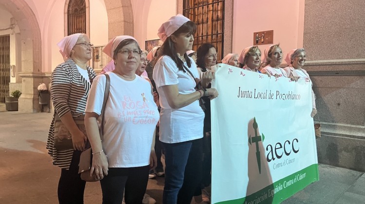 Mujeres durante la manifestación en el Día Mundial de la lucha contra el cáncer de mamaMujeres durante la manifestación en el Día Mundial de la lucha contra el cáncer de mama