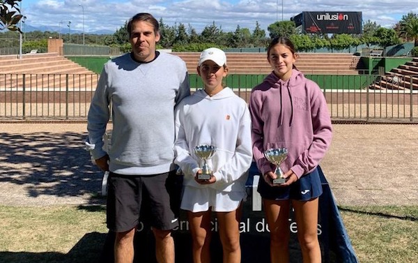 Candela Yécora con su compañera de dobles con el trofeo de subcampeonas