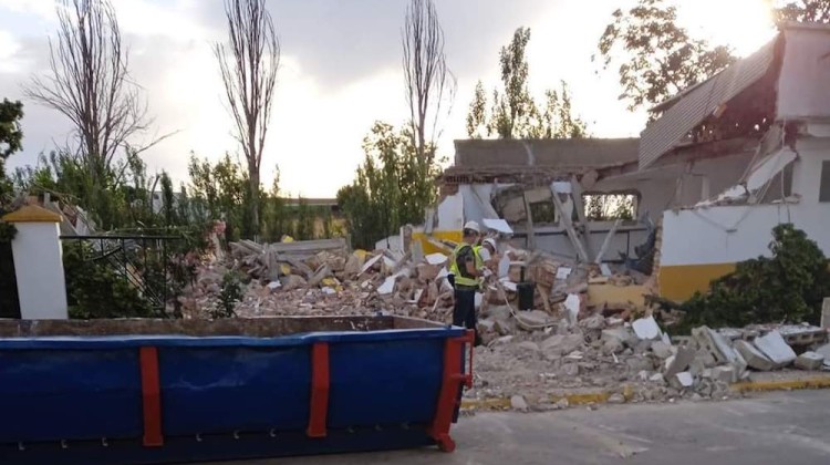 Inicio de las obra de demolición en los terrenos donde va el nuevo Centro de Salud de Villanueva de Córdoba