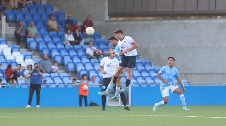 David García pugna por un balón durante el partido ante el Ciudad de Lucena Foto: Twitter CD Pozoblanco