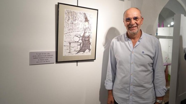 Juan Bautista Escribano Cabrera con uno de sus dibujos durante la inauguración de la exposición