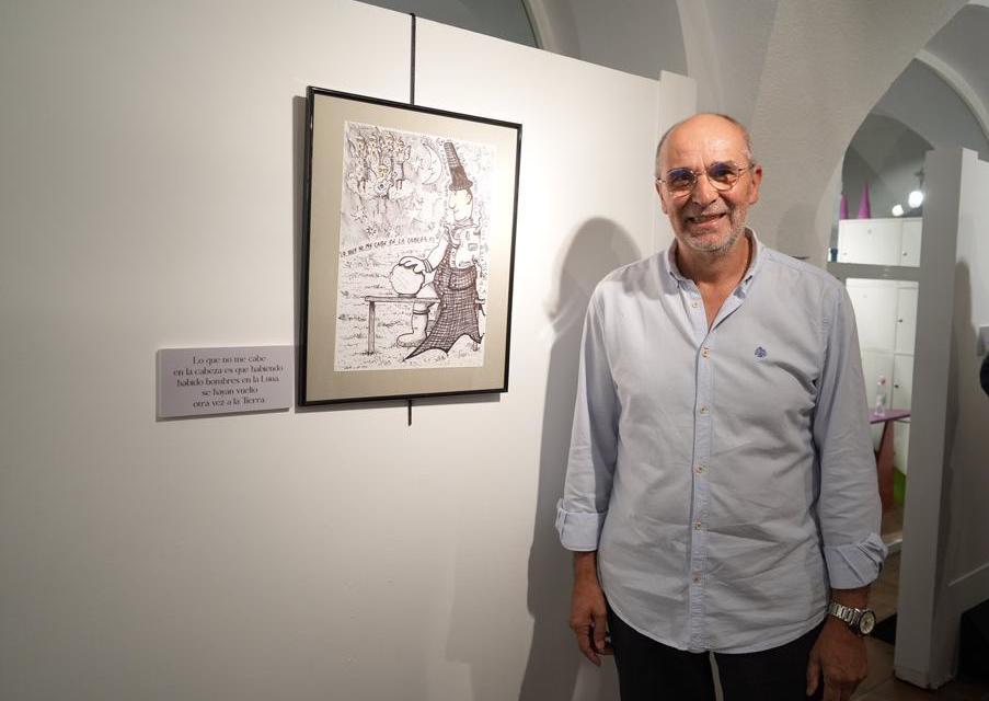 Juan Bautista Escribano Cabrera con uno de sus dibujos durante la inauguración de la exposición