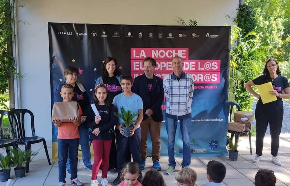 El alumnado del colegio Ntra. Sra. de Loreto de Dos Torres recogiendo su premio