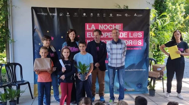 El alumnado del colegio Ntra. Sra. de Loreto de Dos Torres recogiendo su premio