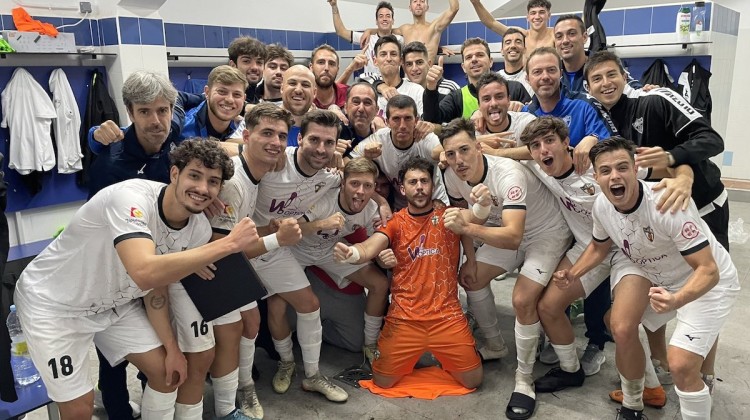 Los jugadores del Pozoblanco celebran la victoria ante el Sevilla C