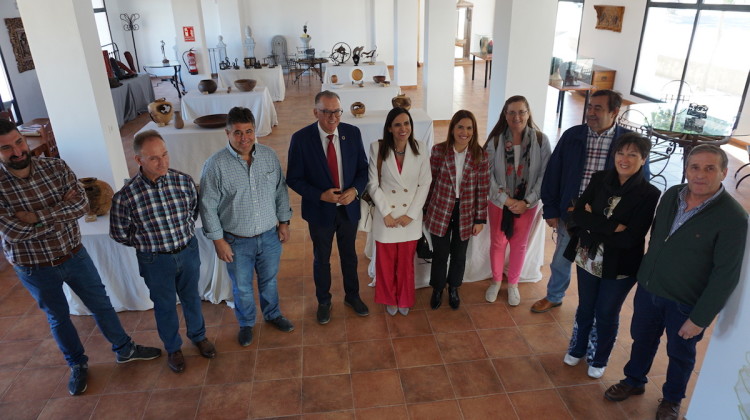 Visita de la delegada de Empleo al Centro de Artesanía de Los Pedroches