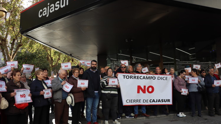 Vecinos y vecinas de Torrecampo protestando ante la sede principal de Cajasur