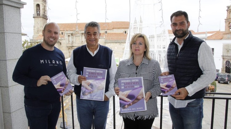 El alcalde y concejales del Ayuntamiento de Hinojosa presentando las Jornadas de Violencia de Género