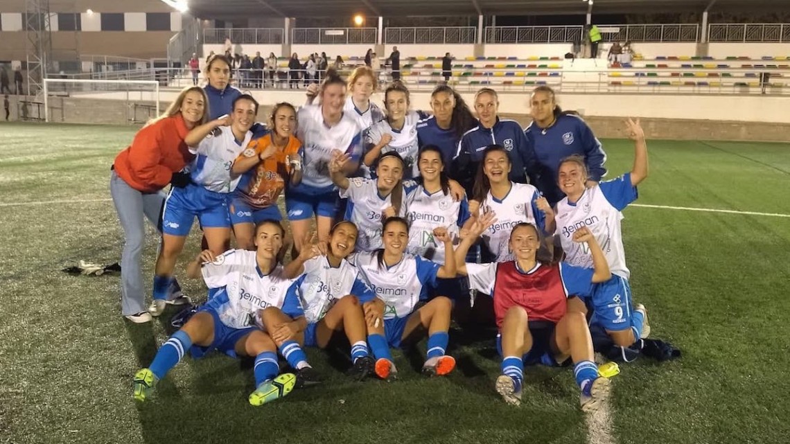 Las jugadoras del Pozoalbense celebrando la victoria