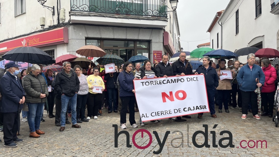 Decenas de ciudadanos se han manifestado contra el cierre de la oficina de Cajasur en Torrecampo