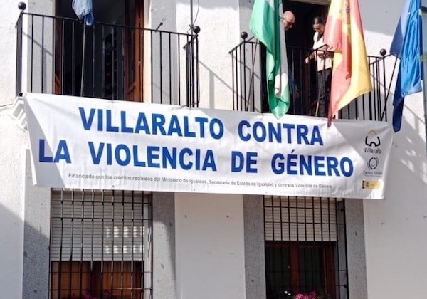 Pancarta que hay en el Ayuntamiento de Villaralto en contra de la violencia de género