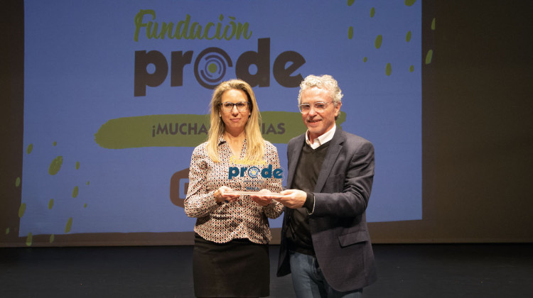 Blas García entregando el premio