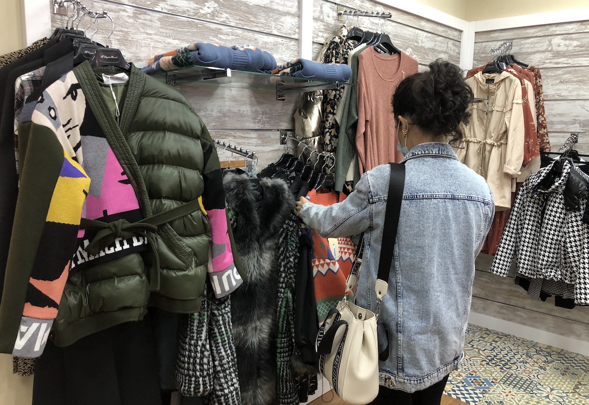 Una persona comprando en una tienda de Pozoblanco